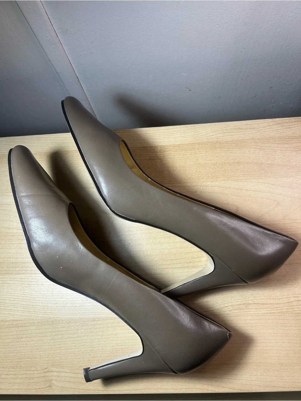 Caresa Women's Classic Leather Pumps